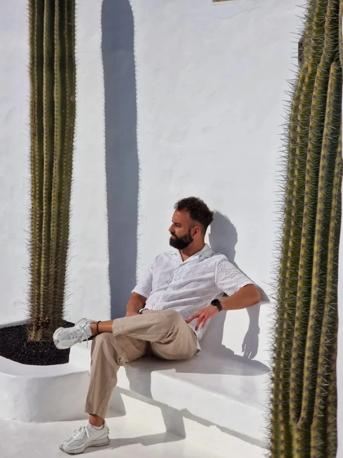 Interiorista en espacio residencial diseñado con estilo minimalista y funcional