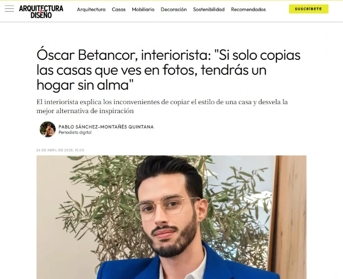 Interiorista revisando proyecto de diseño y planificación de espacios