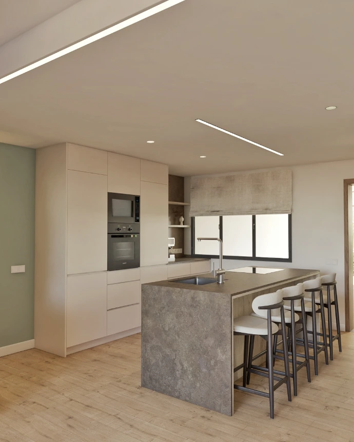 Salón comedor abierto con cocina integrada en reforma de interiorismo en Alicante