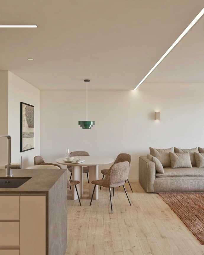 Pasillo con iluminación integrada y acabados cálidos en proyecto de interiorismo