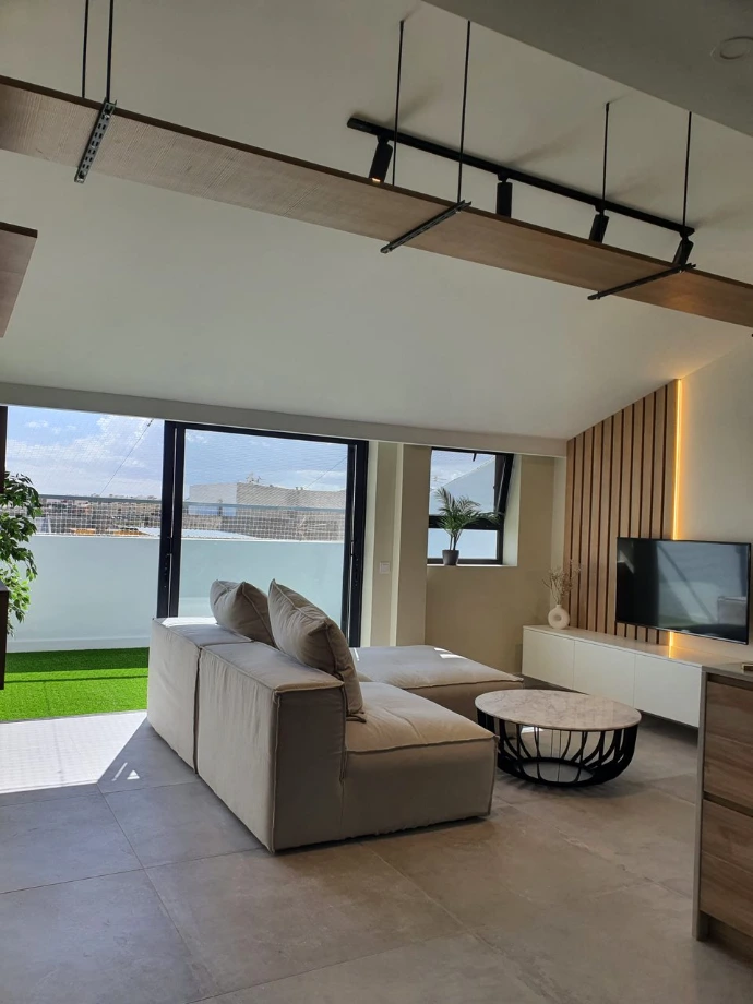 Terraza exterior con zona de estar y vistas abiertas, diseño contemporáneo